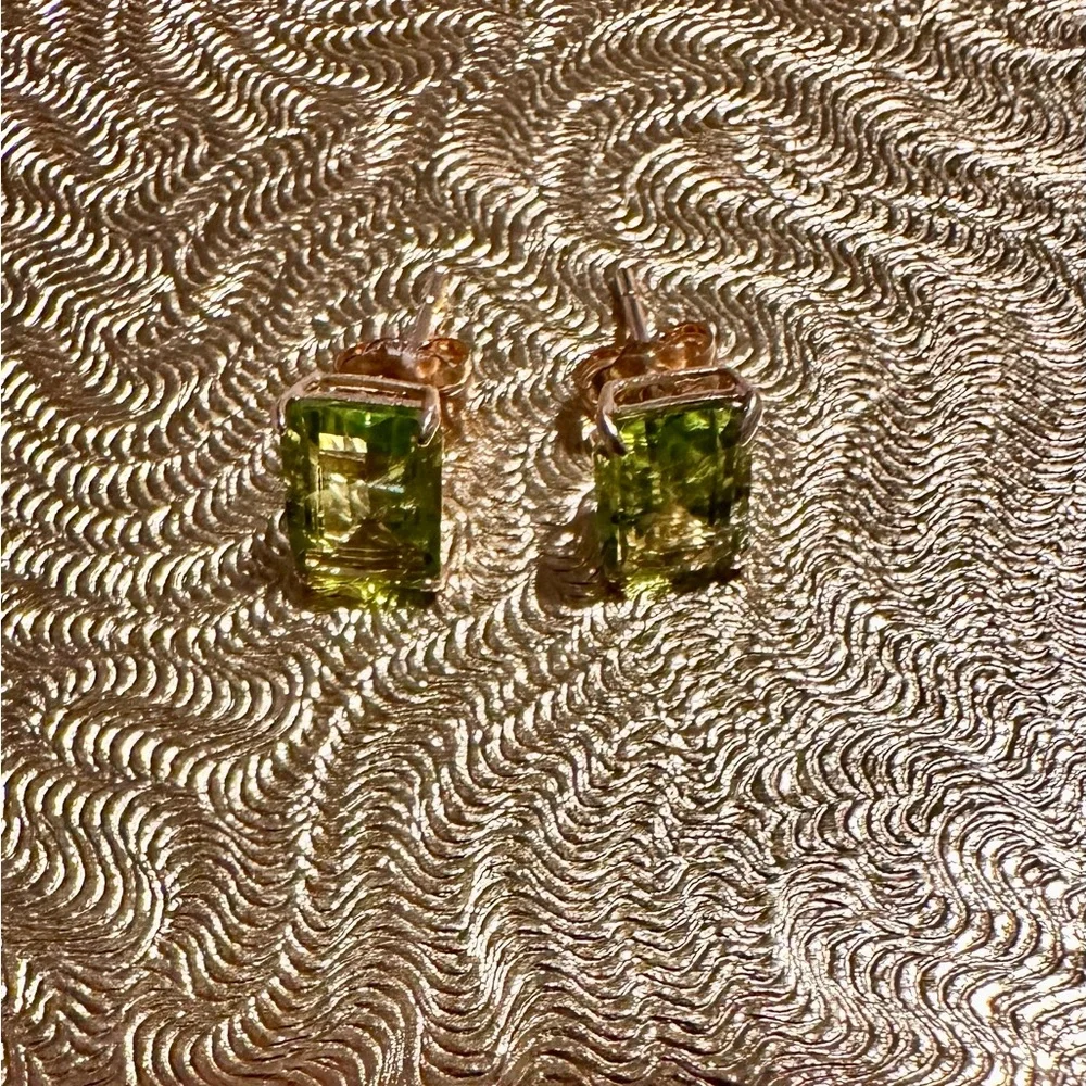 2.14 ct 14K solid Gold Genuine brilliant Emerald cut Peridot  studs - Picture 2 of 10